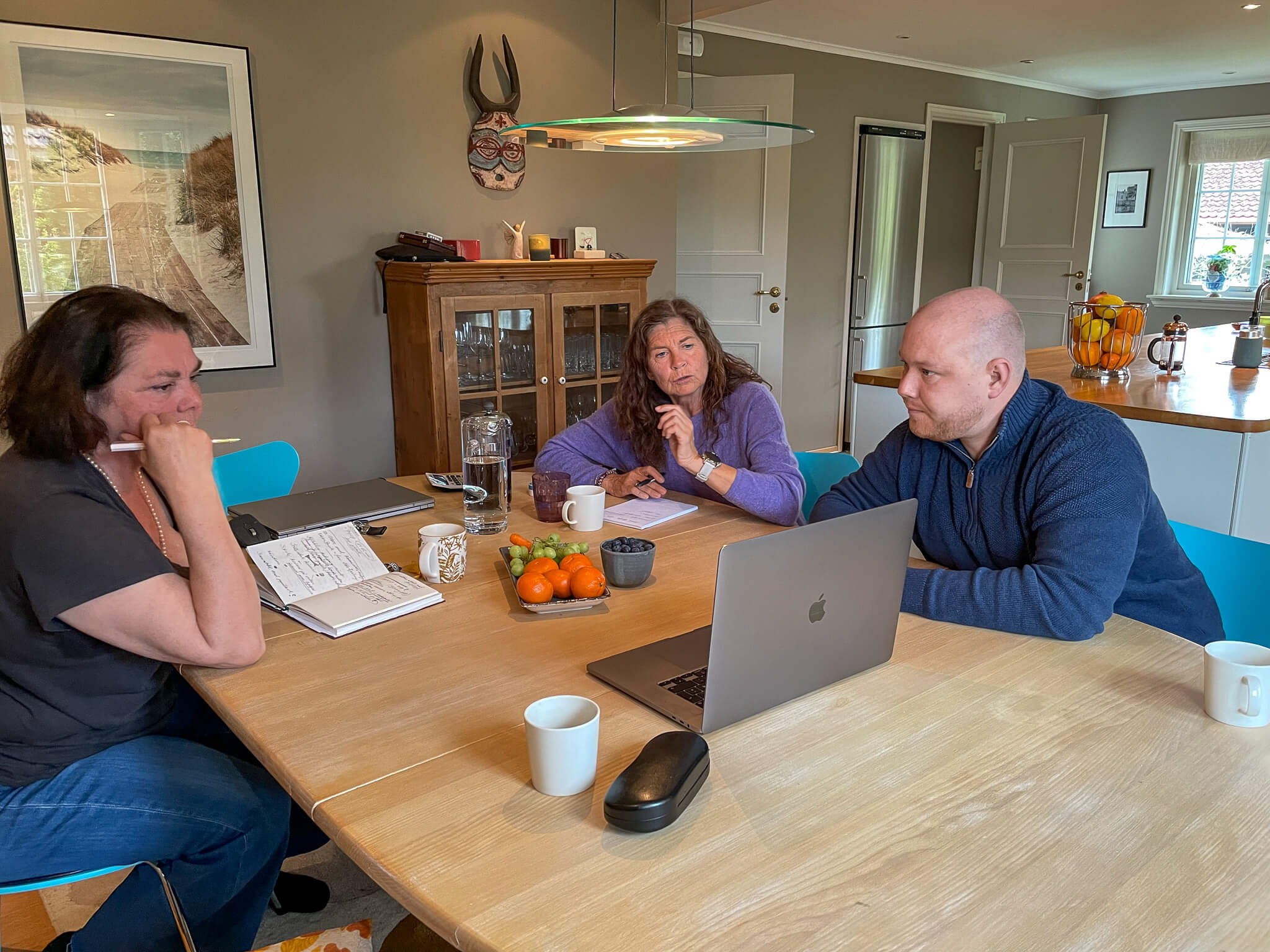 PR- og kommunikasjonsbyrå jobber med markedsføring, strategi, PR og kommunikasjon sammen med en kunde.